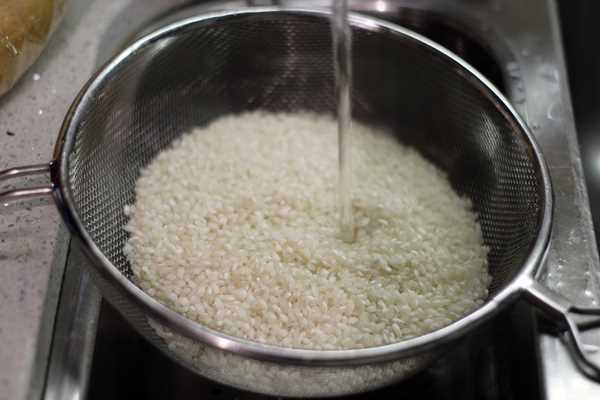 ¿Cuántos litros de agua se le pone a 2 kilos de arroz?