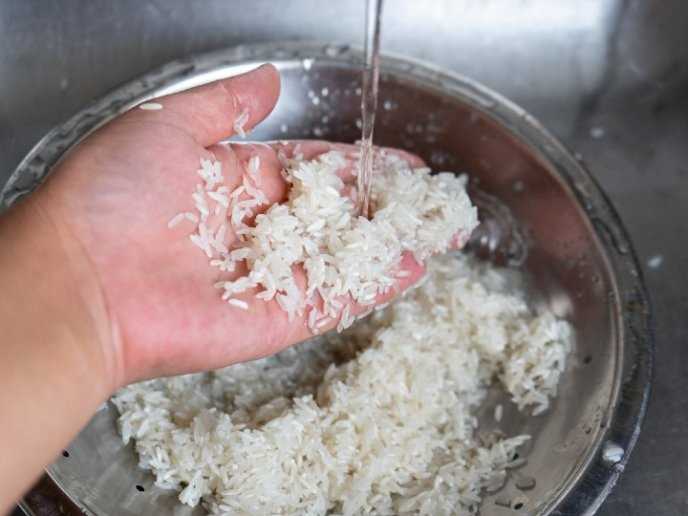 ¿Cómo se debe lavar el arroz?