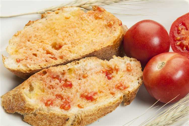 Desayuno español pan con tomate