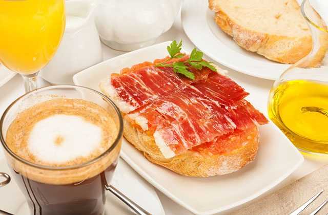 ¿Qué lleva el desayuno andaluz?