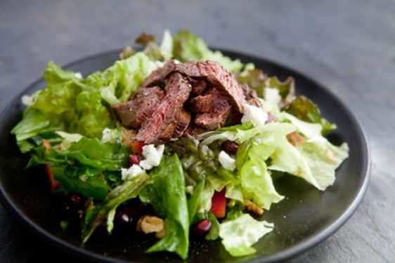 ¿Ensalada o carne? ¿Qué comer primero?