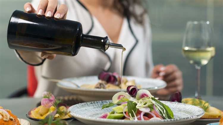 ¿Qué se pone primero en la ensalada el aceite o el vinagre?