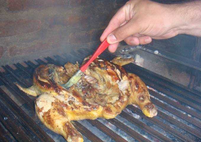 ¿Qué va primero en la parrilla el pollo o la carne?